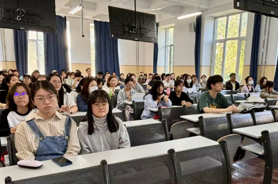 会议室里的人们 描述已自动生成